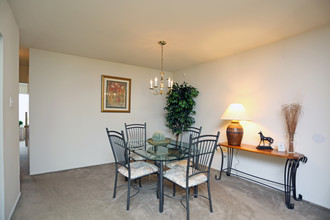 Pennswood Apartments and Townhomes in Harrisburg, PA - Building Photo - Interior Photo