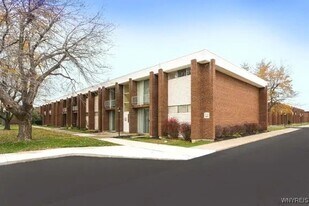 1525 Amherst Manor Dr in Williamsville, NY - Building Photo