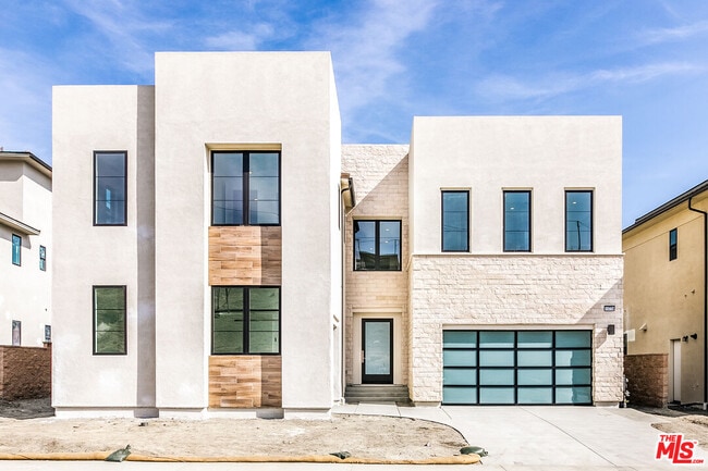 11770 Hillsborough Ln in Los Angeles, CA - Building Photo - Building Photo