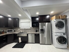 4 W 4th St in Santa Ana, CA - Building Photo