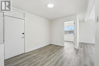 874 Clyde Ave N in Ottawa, ON - Building Photo - Building Photo