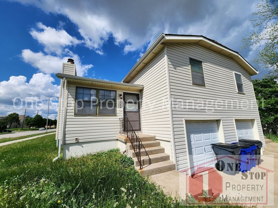 1300 E 152nd Terrace in Olathe, KS - Foto de edificio