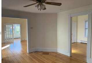 547 Broadway, Unit 1 in Somerville, MA - Foto de edificio - Building Photo