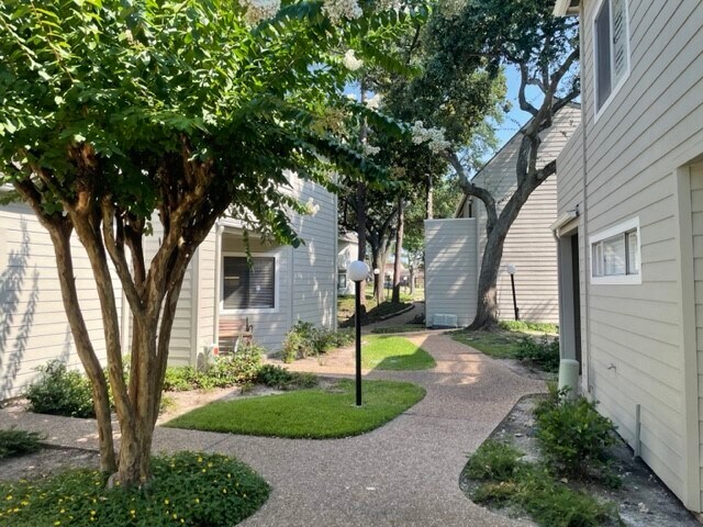 2343 Briarwest Blvd in Houston, TX - Building Photo - Building Photo