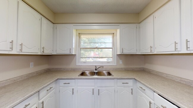 1308 Commissioners Rd W in London, ON - Building Photo - Building Photo