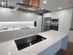 30 Wellington St E in Toronto, ON - Building Photo - Building Photo