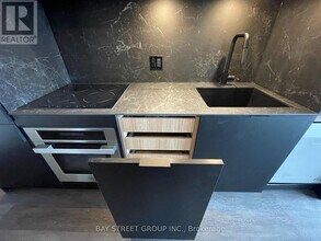 55 Charles St E in Toronto, ON - Building Photo - Building Photo