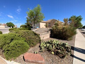 5411 Monterey Cove Ave NW in Albuquerque, NM - Foto de edificio - Building Photo