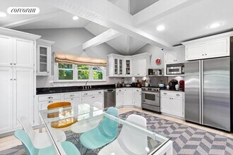 114 Narod Blvd in Water Mill, NY - Building Photo - Building Photo