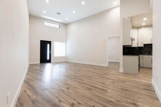 9168 Morehart Ave in Pacoima, CA - Foto de edificio - Building Photo