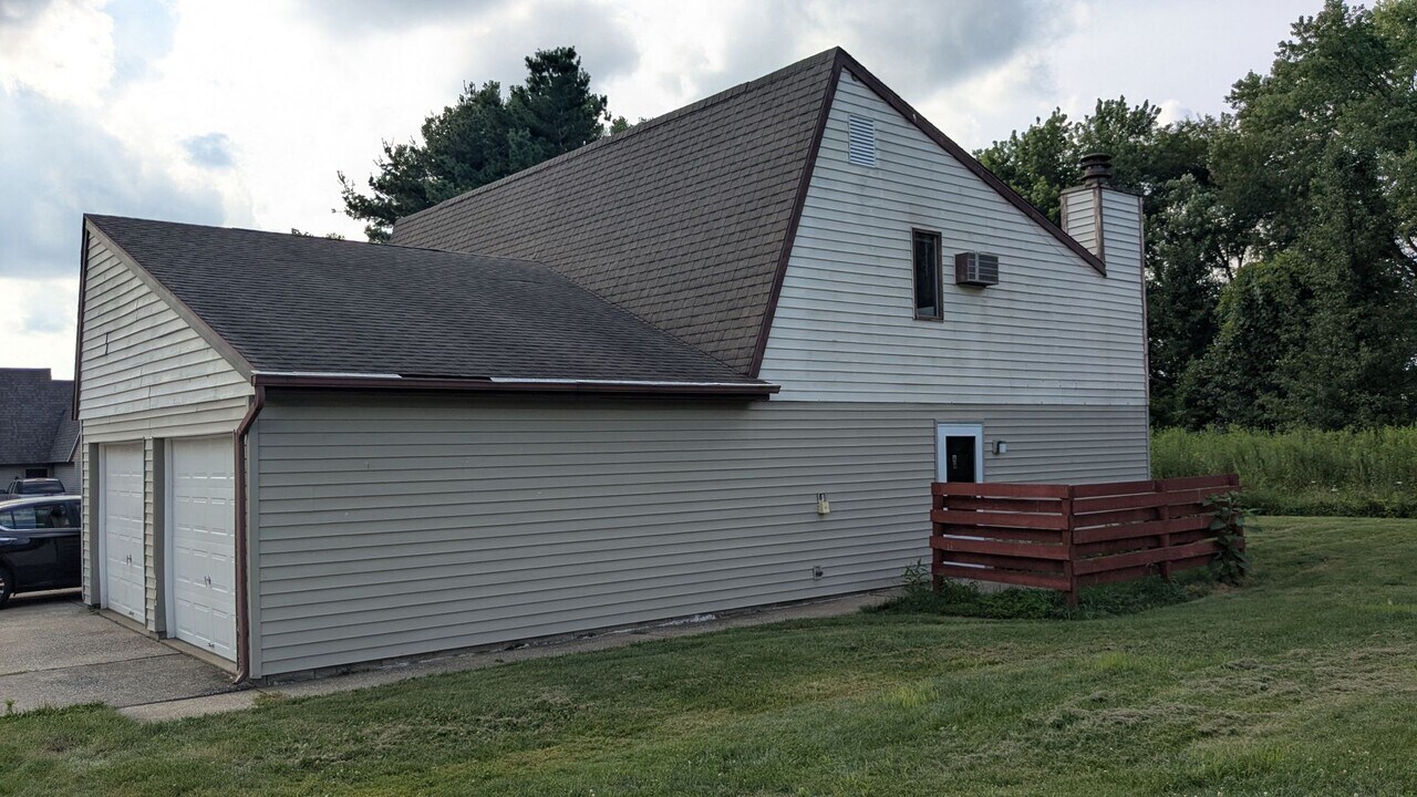 819 Kerns Dr NE in Bolivar, OH - Building Photo