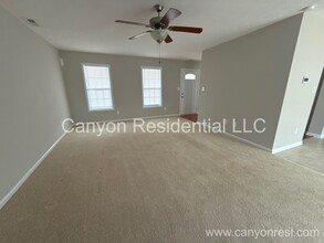 3628 Crosswinds Dr in Hope Mills, NC - Foto de edificio - Building Photo