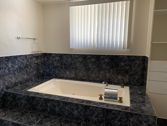 7711 Sausalito Ave in Canoga Park, CA - Building Photo - Building Photo