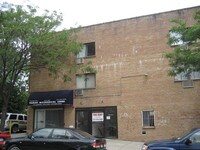 211-63 46th Ave in Flushing, NY - Foto de edificio - Building Photo