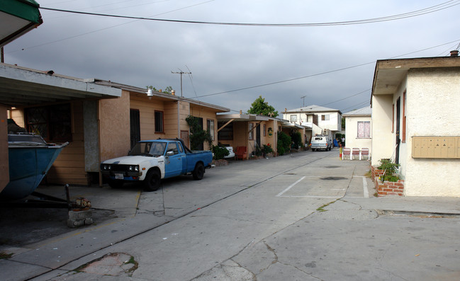 15317 Hawthorne Blvd in Lawndale, CA - Foto de edificio - Building Photo