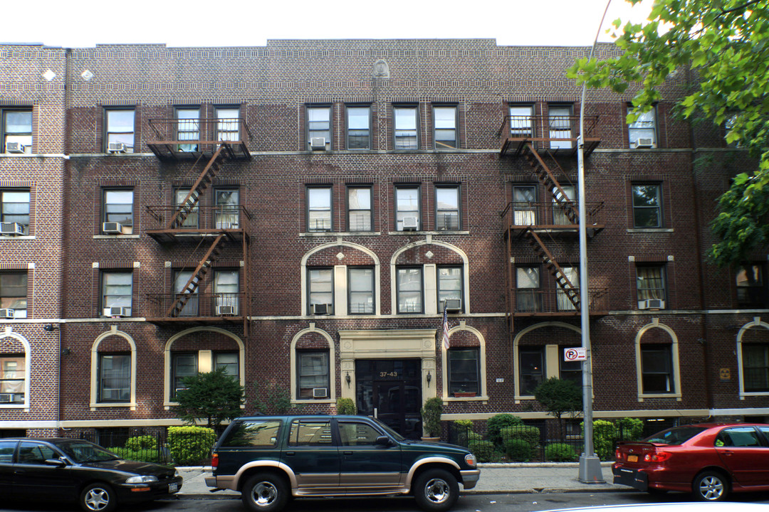 3743 80th St in Jackson Heights, NY - Foto de edificio