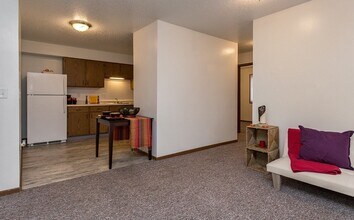 225 Sugar Creek Ln in North Liberty, IA - Building Photo - Building Photo