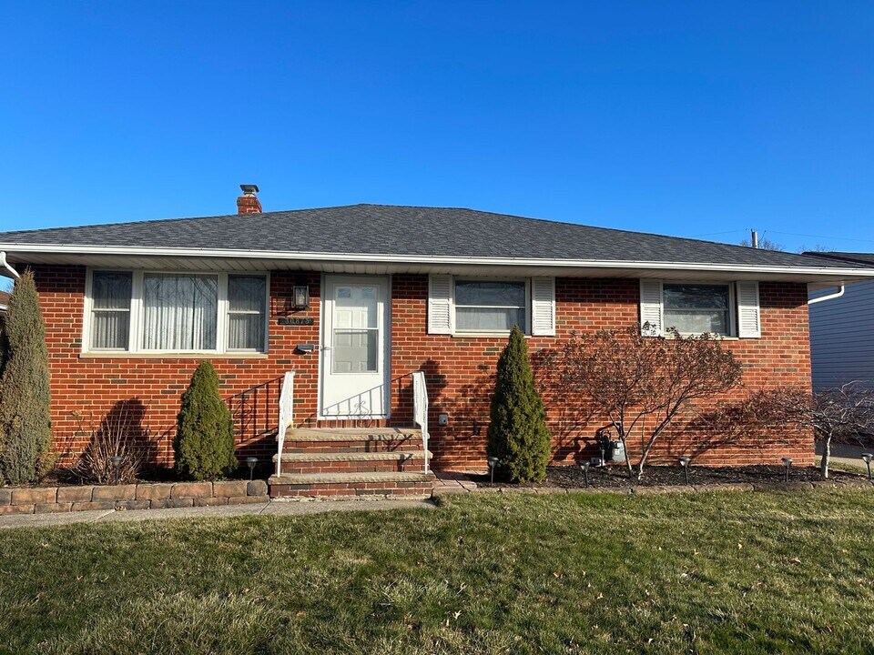 30875 Roosevelt Rd in Wickliffe, OH - Building Photo