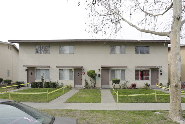 2808 S Baker St in Santa Ana, CA - Building Photo - Building Photo