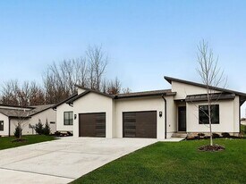 105-107 E Maplewood Ln in Raymore, MO - Building Photo