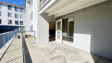 2 Commodore Dr in Emeryville, CA - Building Photo - Building Photo