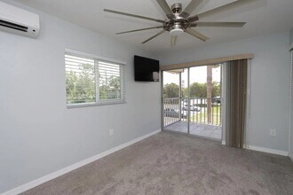 8109 Country Rd, Unit 201 in Ft. Myers, FL - Foto de edificio - Building Photo