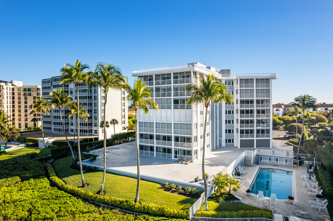 LIONS GATE A CONDOMINIUM in Naples, FL - Foto de edificio - Building Photo