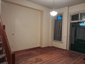 129 2nd Ave NE, Unit B in Independence, IA - Foto de edificio - Building Photo