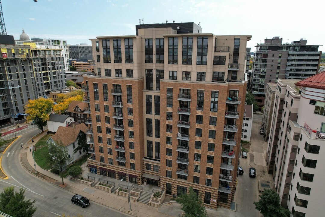 Equinox Apartments in Madison, WI - Foto de edificio