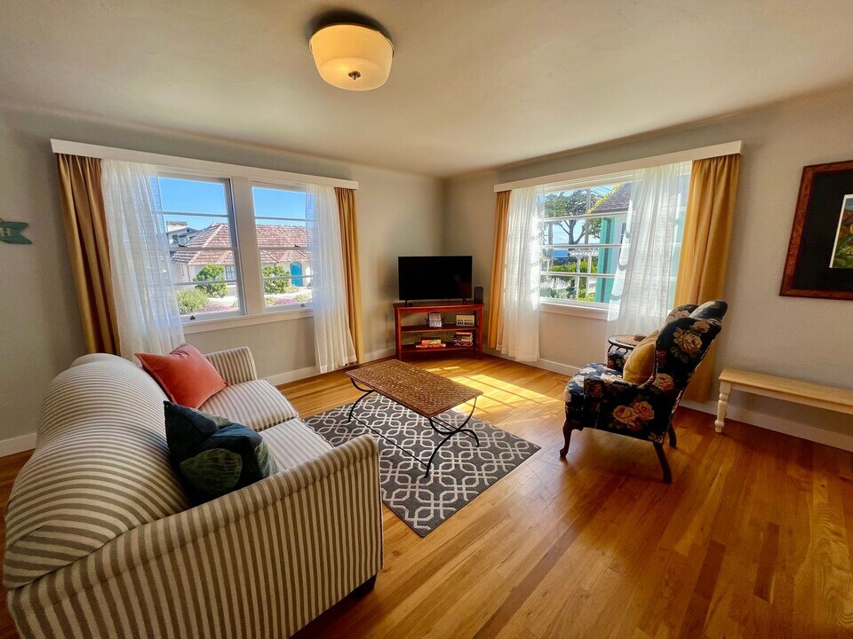 911 Ripple Ave in Pacific Grove, CA - Building Photo