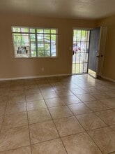 1701 Carver Ct, Unit 2 in Modesto, CA - Foto de edificio - Building Photo