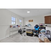 10620 NW 88th St in Doral, FL - Foto de edificio - Building Photo