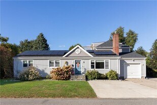 4 James St in Middletown, RI - Building Photo