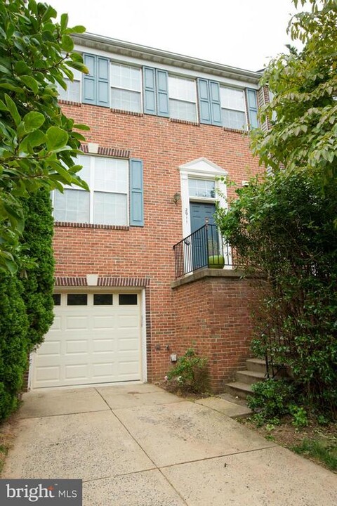 2911 Jessica Ct in Vienna, VA - Building Photo