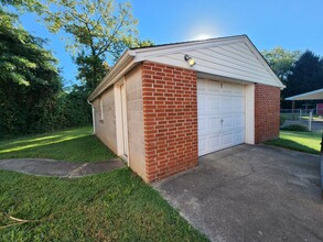 6205 Meter Ct in Louisville, KY - Building Photo - Building Photo