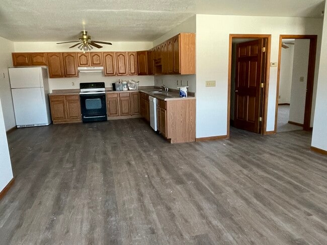 3015 Harmony Ln, Unit Apt 104 in Muscatine, IA - Building Photo - Building Photo