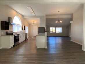 119 SW Regulator St in Cascade Locks, OR - Building Photo - Building Photo