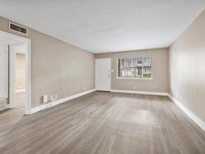 2303 East Side Dr, Unit 109 in Austin, TX - Building Photo - Building Photo