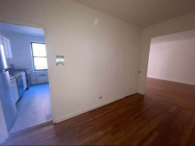 74-10 35th Ave in Queens, NY - Foto de edificio - Building Photo