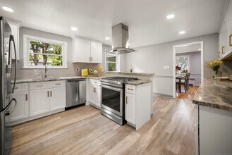 8 Tanglewood Rd in West Hartford, CT - Building Photo - Building Photo