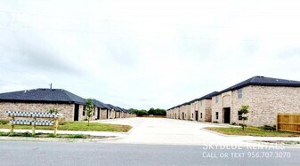 1105 W Kennedy St in Pharr, TX - Building Photo