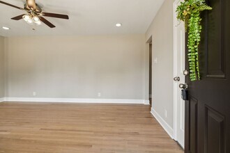 210 W Meadow Dr in Clarksville, TN - Building Photo - Building Photo