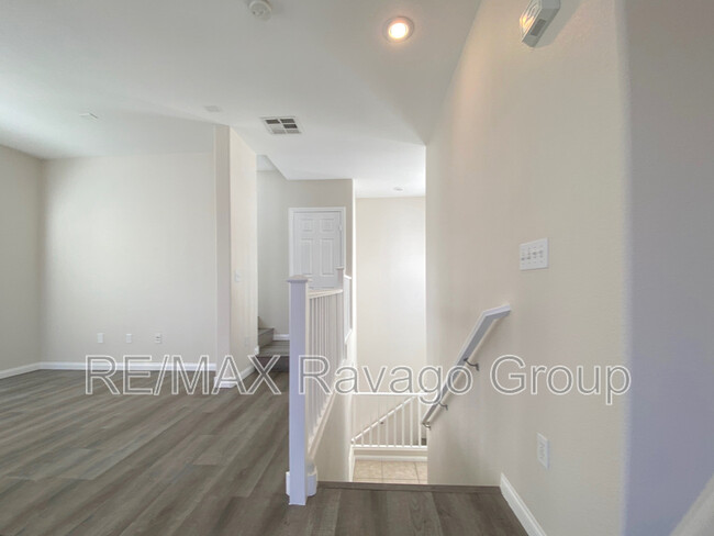 9377 Furnace Gulch Ave in Las Vegas, NV - Foto de edificio - Building Photo