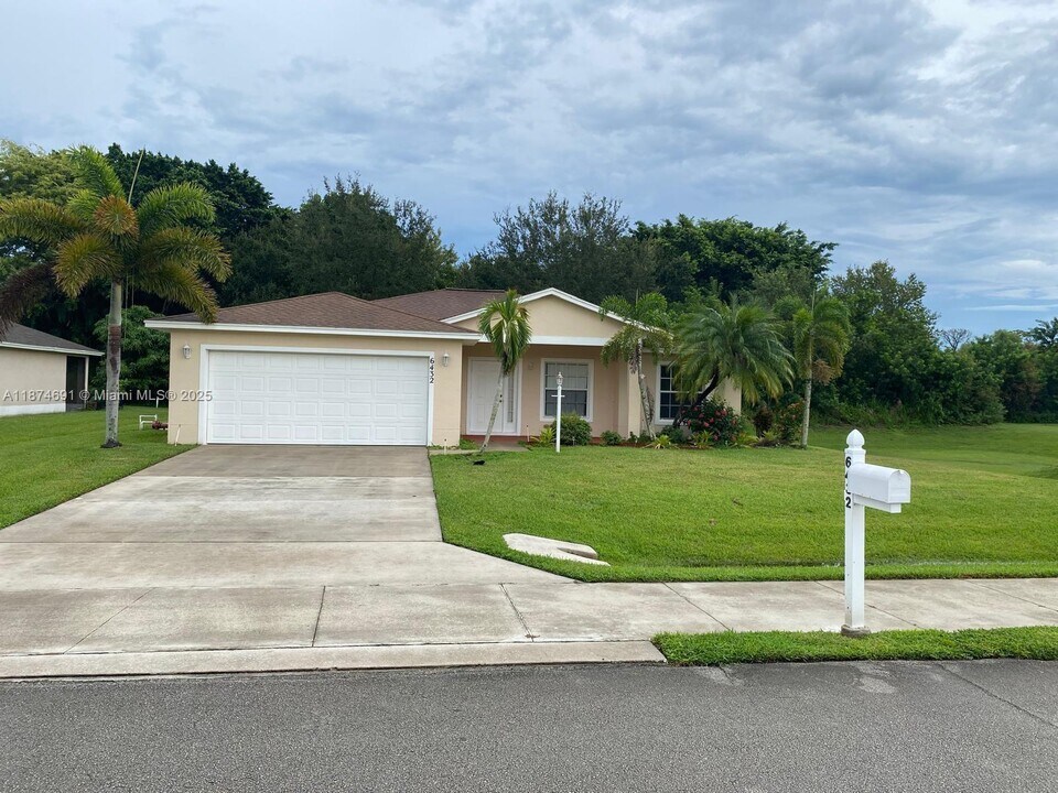 6432 Las Palmas Way in Port St. Lucie, FL - Building Photo