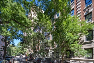 323 W 83rd St in New York, NY - Building Photo - Building Photo
