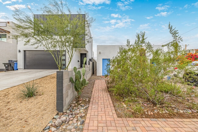 4516 N 8th Pl in Phoenix, AZ - Foto de edificio - Building Photo