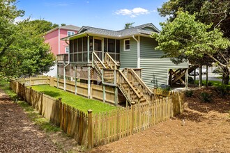 5601 Sound Dr in Emerald Isle, NC - Foto de edificio - Building Photo