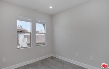 6220 W 3rd St in Los Angeles, CA - Building Photo - Building Photo