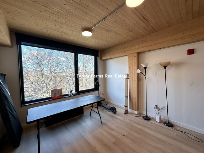 1 E Lenox St, Unit 405 in Boston, MA - Building Photo - Building Photo