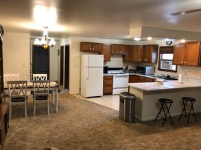 657 Maine Ave, Unit 3 in Farmingdale, ME - Foto de edificio - Building Photo